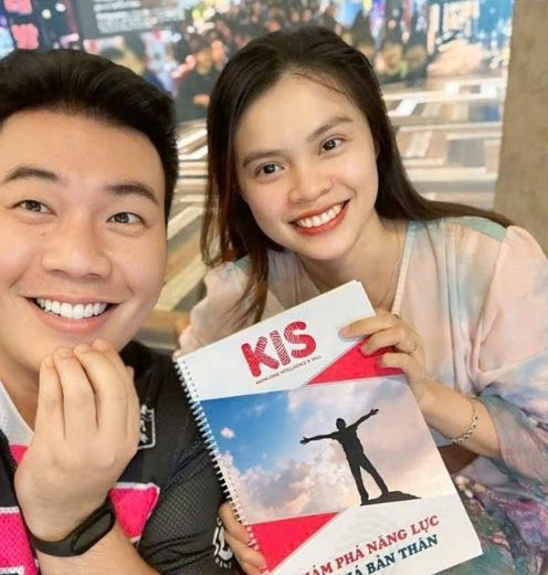 Trinh cùng một khách hàng sau buổi làm việc