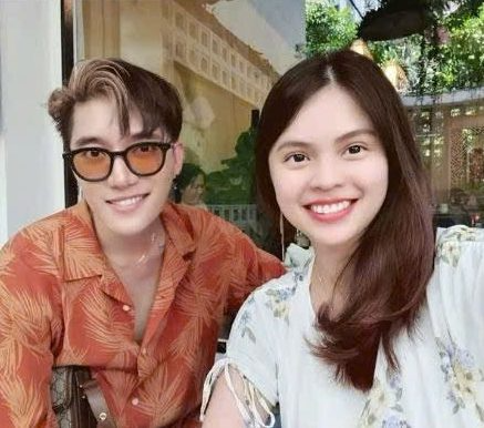 Trinh cùng một khách hàng sau buổi làm việc