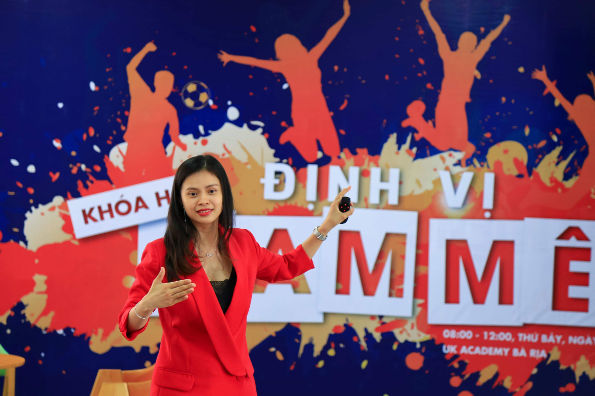 Trinh chia sẻ trên sân khấu khóa học Định vị đam mê
